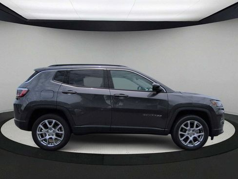 Used 2022 Jeep Compass Latitude AWD/4WD image 9