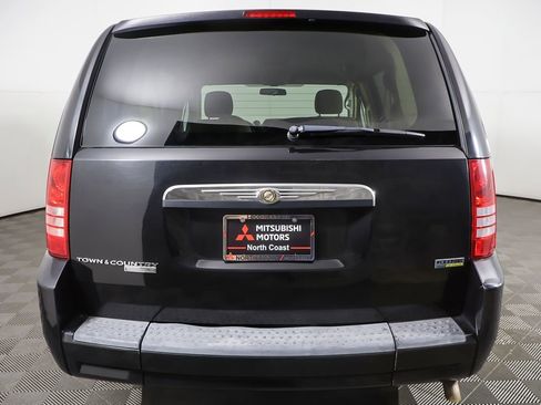 Used 2008 Chrysler Town & Country LX FWD image 7