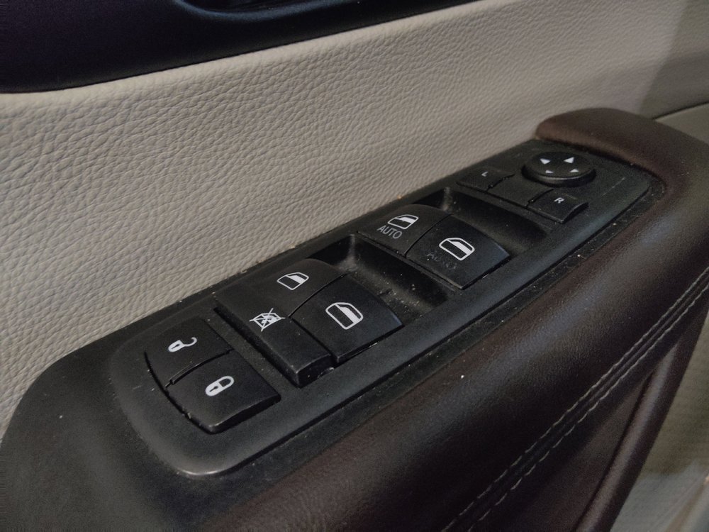Used 2020 Chrysler Pacifica Touring-L FWD image 27