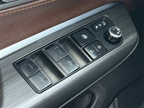 Used 2023 Toyota Venza Limited image 32