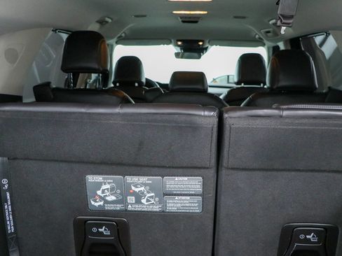 Used 2024 Kia Carnival EX FWD image 30