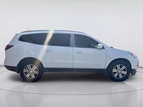 Used 2017 Chevrolet Traverse LT FWD image 2