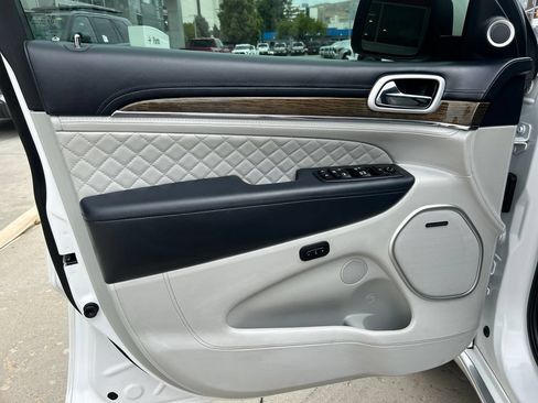Used 2018 Jeep Grand Cherokee Summit AWD/4WD image 11