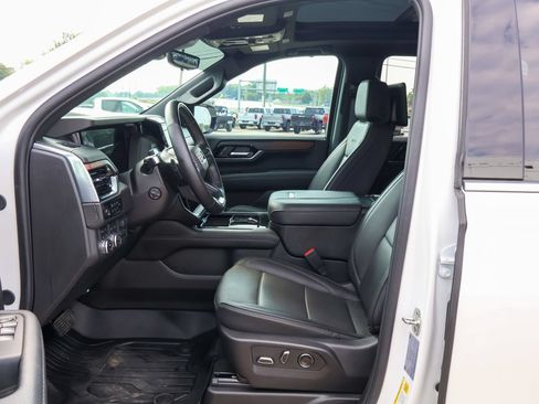 Used 2025 GMC Yukon XL Denali w/ Denali Reserve Package AWD/4WD image 9