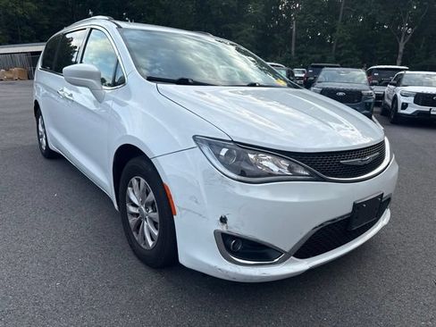 Used 2018 Chrysler Pacifica Touring-L FWD image 7