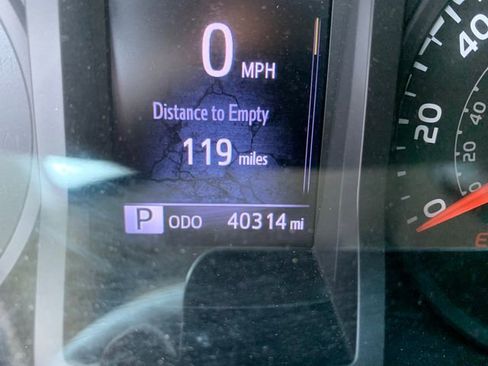 Used 2018 Toyota Tacoma SR image 19