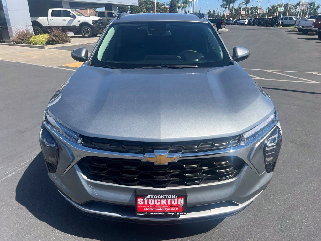 Used 2025 Chevrolet Trax LT w/ LT Convenience Package FWD image 5