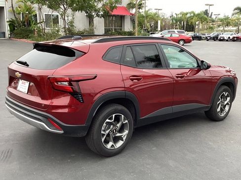 Used 2025 Chevrolet Trax LT w/ LT Convenience Package image 2