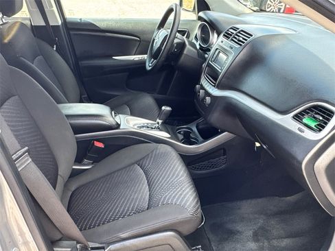 Used 2019 Dodge Journey SE image 13