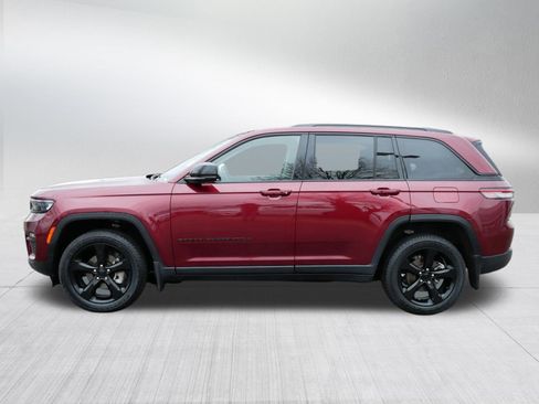 Used 2023 Jeep Grand Cherokee Limited w/ Black Appearance Package AWD/4WD image 4