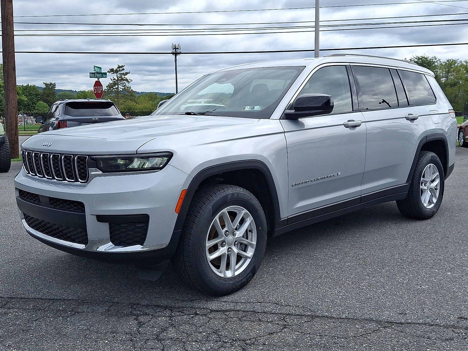Used 2023 Jeep Grand Cherokee L Laredo w/ Luxury Tech Group I AWD/4WD image 3