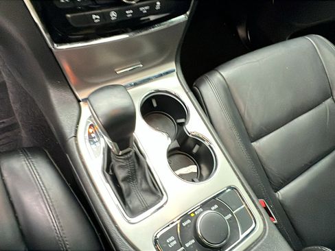 Used 2019 Jeep Grand Cherokee Limited image 32