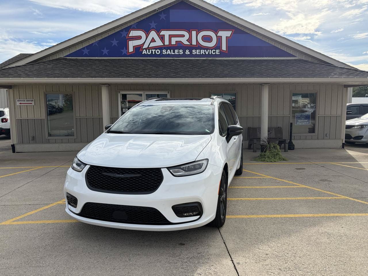 Used 2025 Chrysler Pacifica Limited FWD image 1