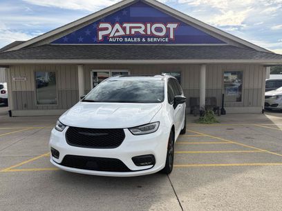 Used 2025 Chrysler Pacifica Limited