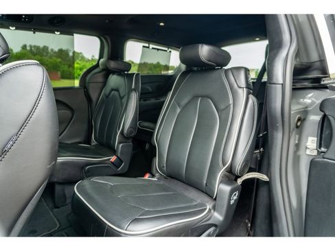Used 2025 Chrysler Pacifica Limited FWD image 15
