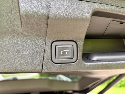 Used 2023 GMC Acadia SLE w/ Driver Convenience Package FWD image 16