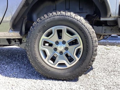 Used 2017 Jeep Wrangler Rubicon w/ Connectivity Group image 12