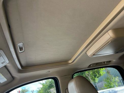 Used 2010 Cadillac Escalade Premium RWD image 12