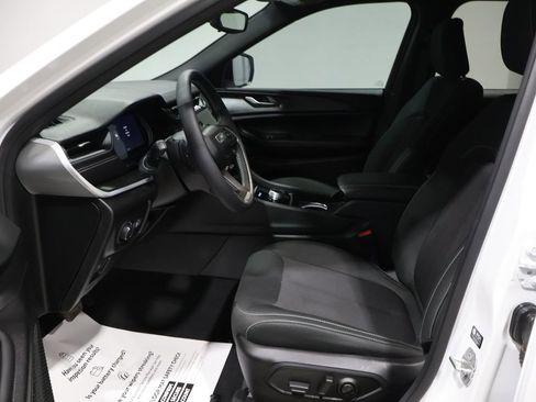 Used 2025 Jeep Grand Cherokee Laredo w/ Luxury Tech Group I image 10