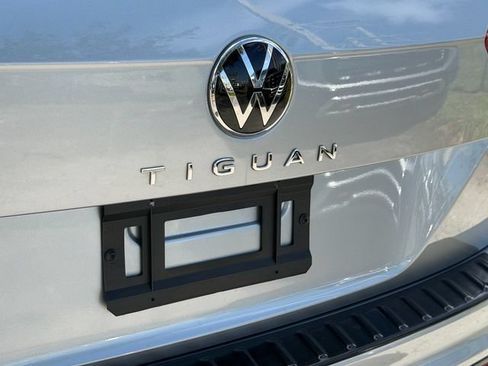 Used 2023 Volkswagen Tiguan SE R-Line FWD image 9
