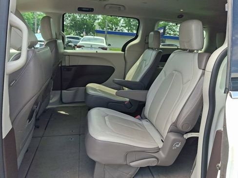 Used 2018 Chrysler Pacifica Touring-L FWD image 11