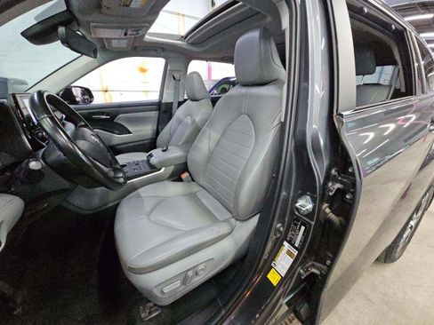 Used 2023 Toyota Highlander XLE AWD/4WD image 6