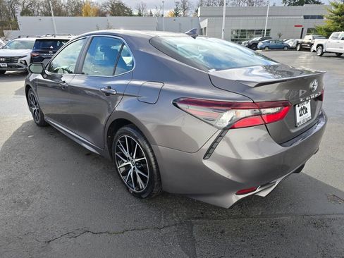 Used 2024 Toyota Camry SE image 9