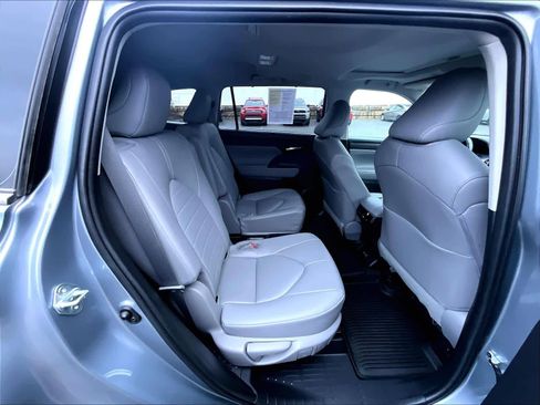 Used 2023 Toyota Highlander XLE image 16