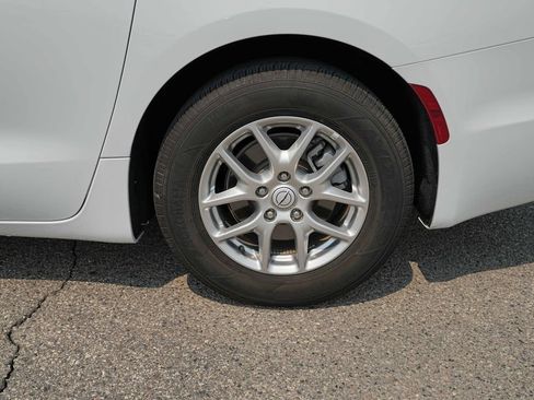 Used 2026 Chrysler Pacifica Select FWD image 13