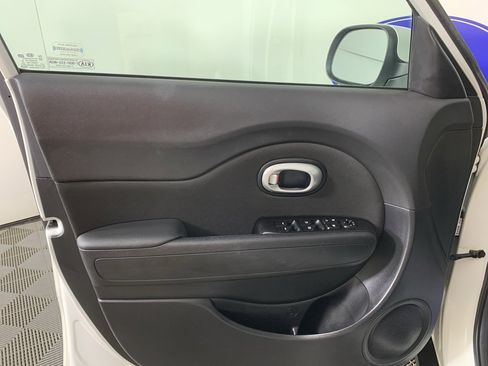 Used 2016 Kia Soul + image 13