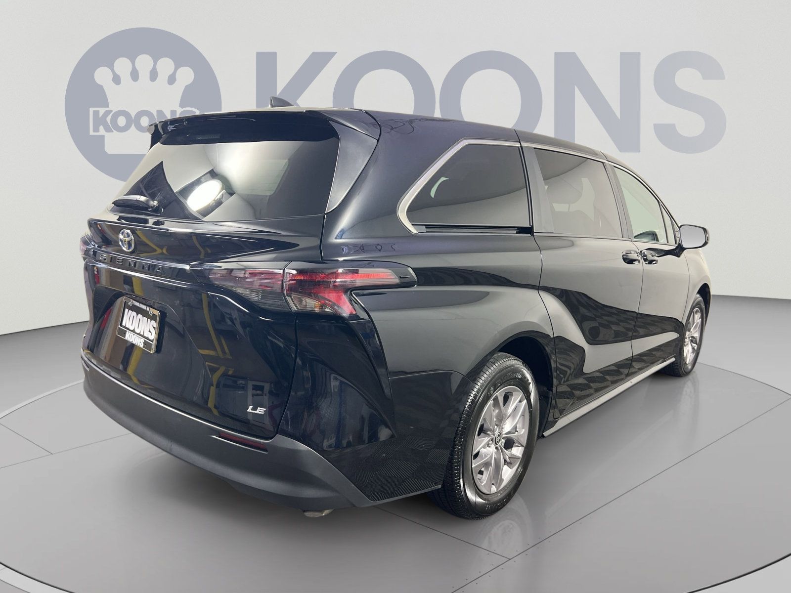 Used 2025 Toyota Sienna LE FWD image 7