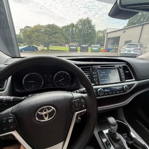 Used 2017 Toyota Highlander Limited Platinum AWD/4WD image 10