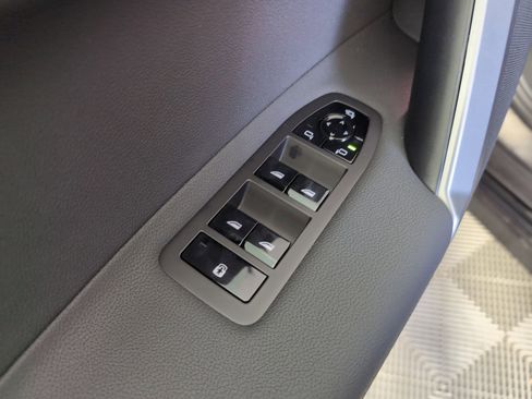 Used 2025 BMW iX xDrive50 w/ Premium Package image 10