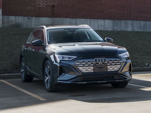 Certified 2024 Audi Q8 e-tron Premium Plus image 2