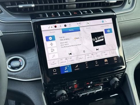 Used 2024 Jeep Grand Cherokee Limited w/ Black Appearance Package image 16