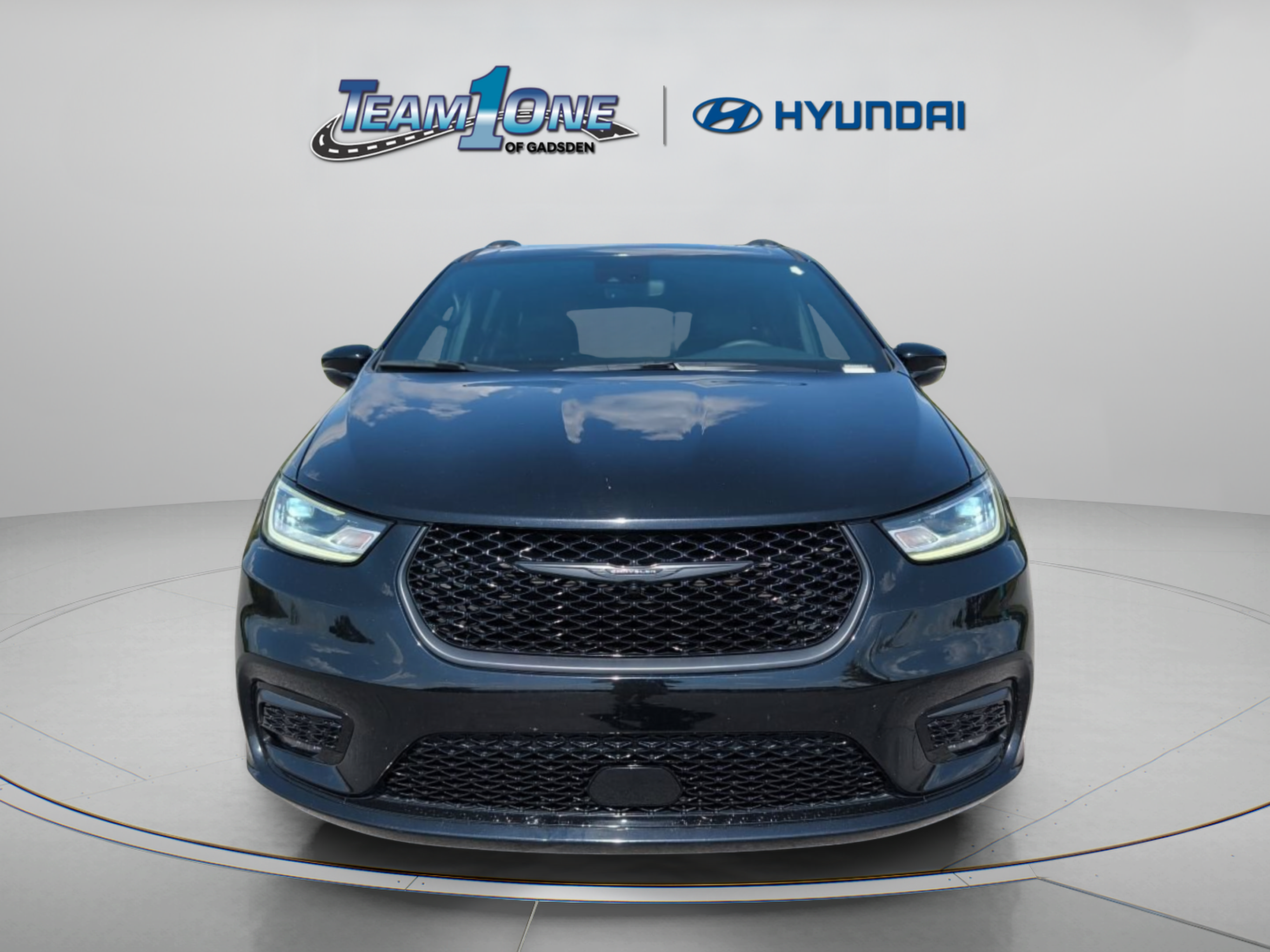 Used 2025 Chrysler Pacifica Limited FWD image 2