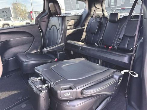 Used 2025 Chrysler Pacifica Select image 20