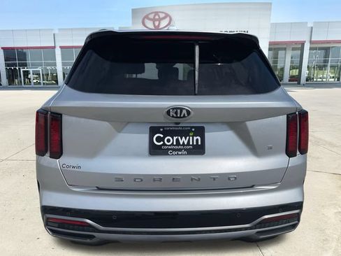 Used 2021 Kia Sorento S w/ Panoramic Sunroof Package FWD image 4