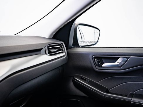 Used 2024 Ford Escape SE image 32