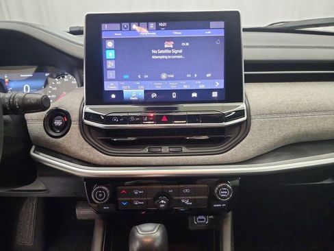 Used 2024 Jeep Compass Latitude image 12