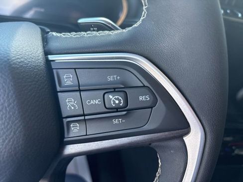 Used 2023 Jeep Grand Cherokee Limited w/ Luxury Tech Group II AWD/4WD image 17