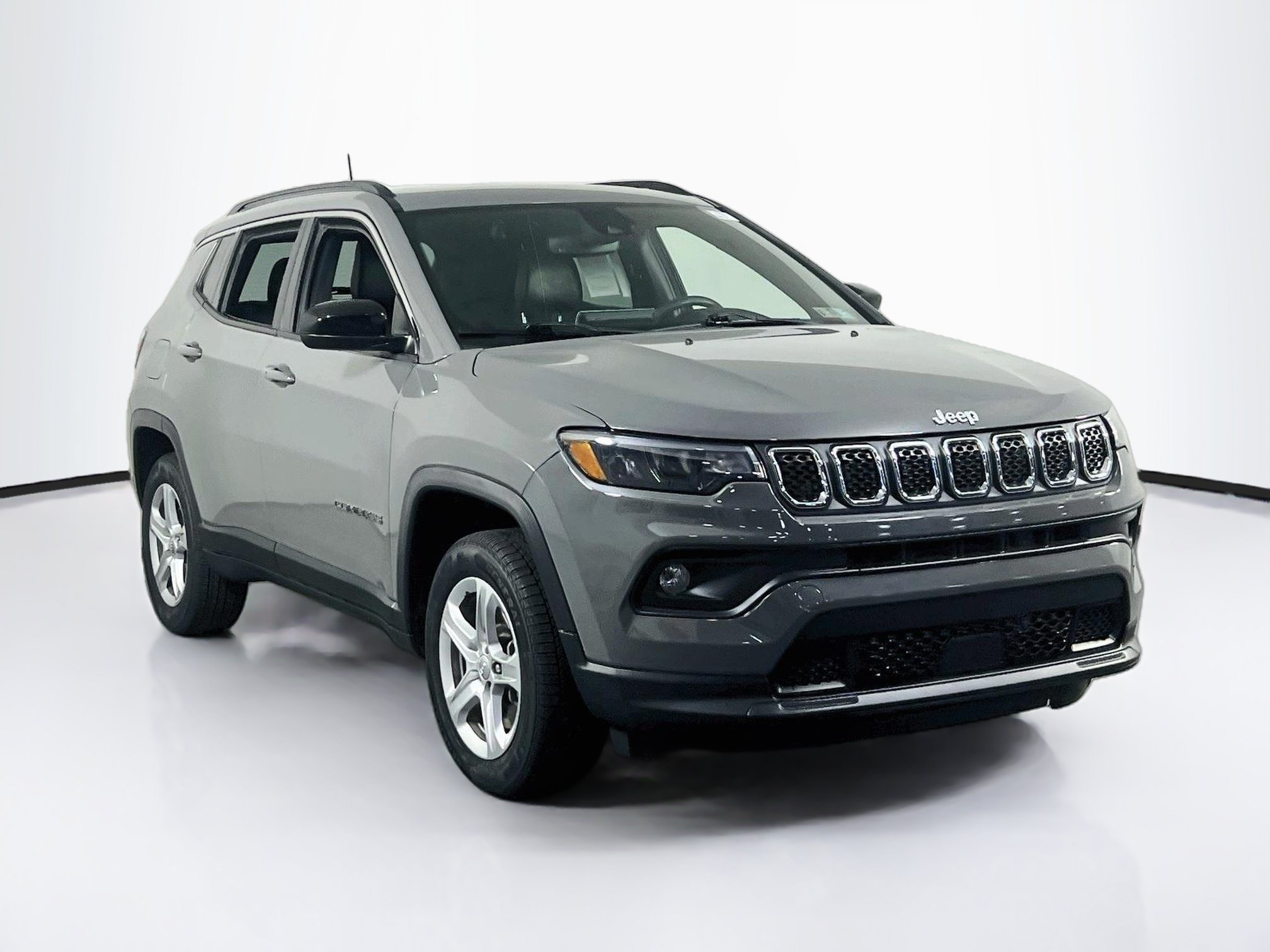 Used 2023 Jeep Compass Latitude w/ Sun and Sound Group AWD/4WD image 3