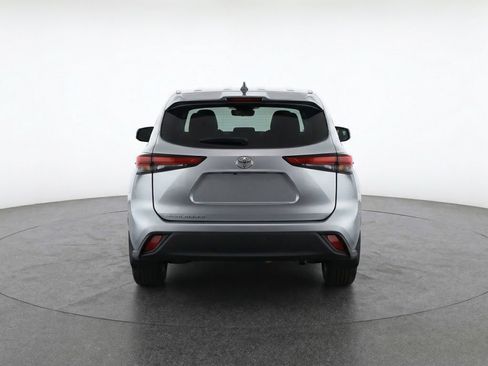 Used 2025 Toyota Highlander LE image 7