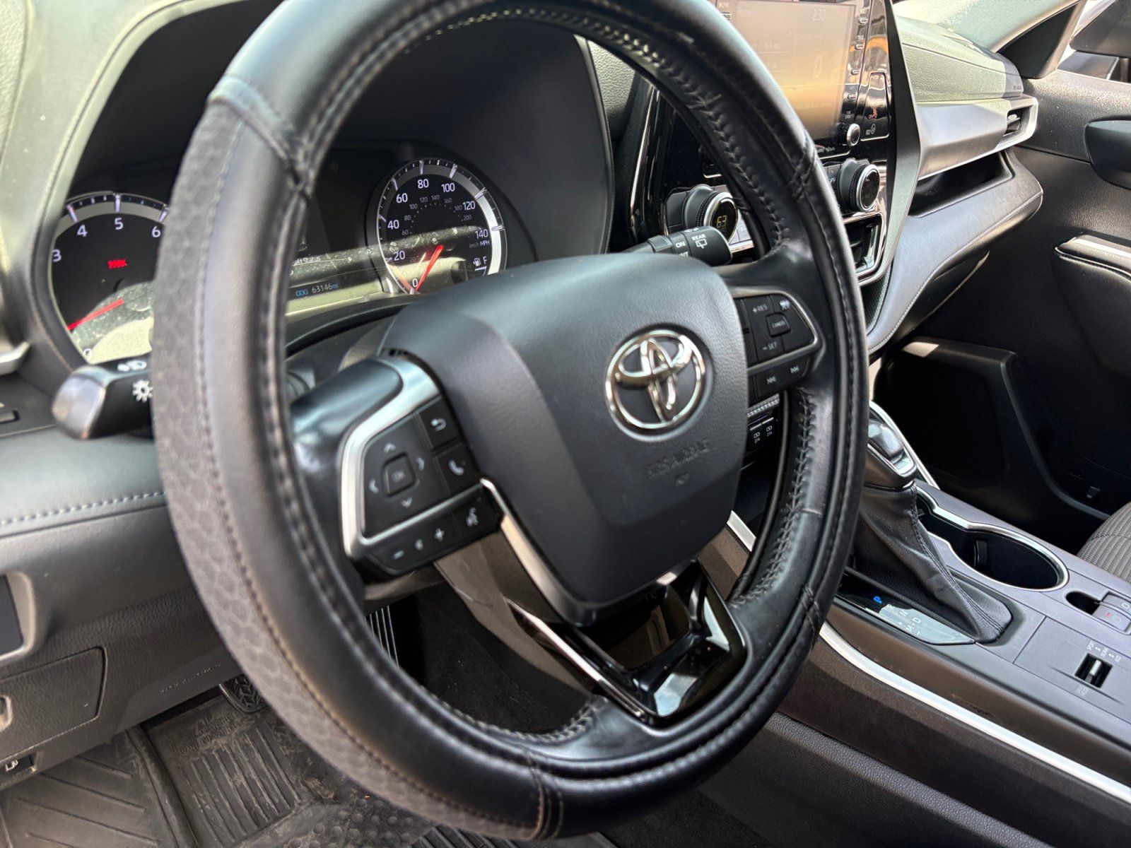 Used 2021 Toyota Highlander LE FWD image 9