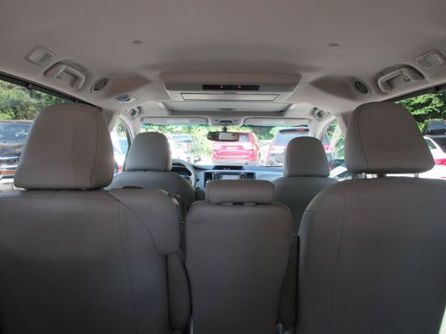 Used 2011 Toyota Sienna XLE w/ Premium Pkg FWD image 20