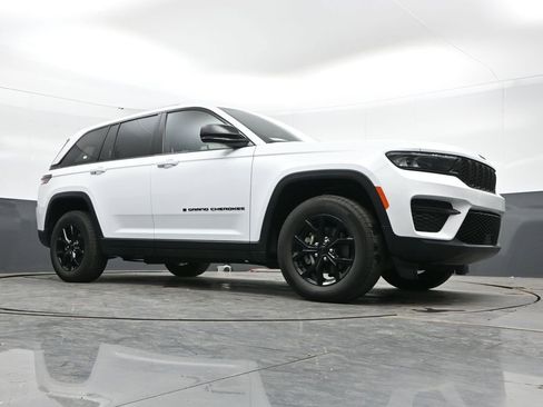 Used 2025 Jeep Grand Cherokee Altitude AWD/4WD image 42