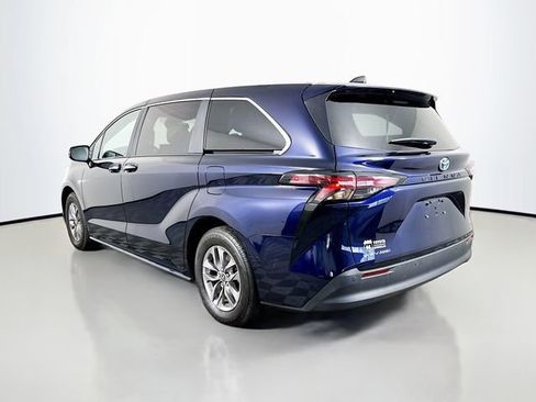 Used 2025 Toyota Sienna XLE AWD/4WD image 4