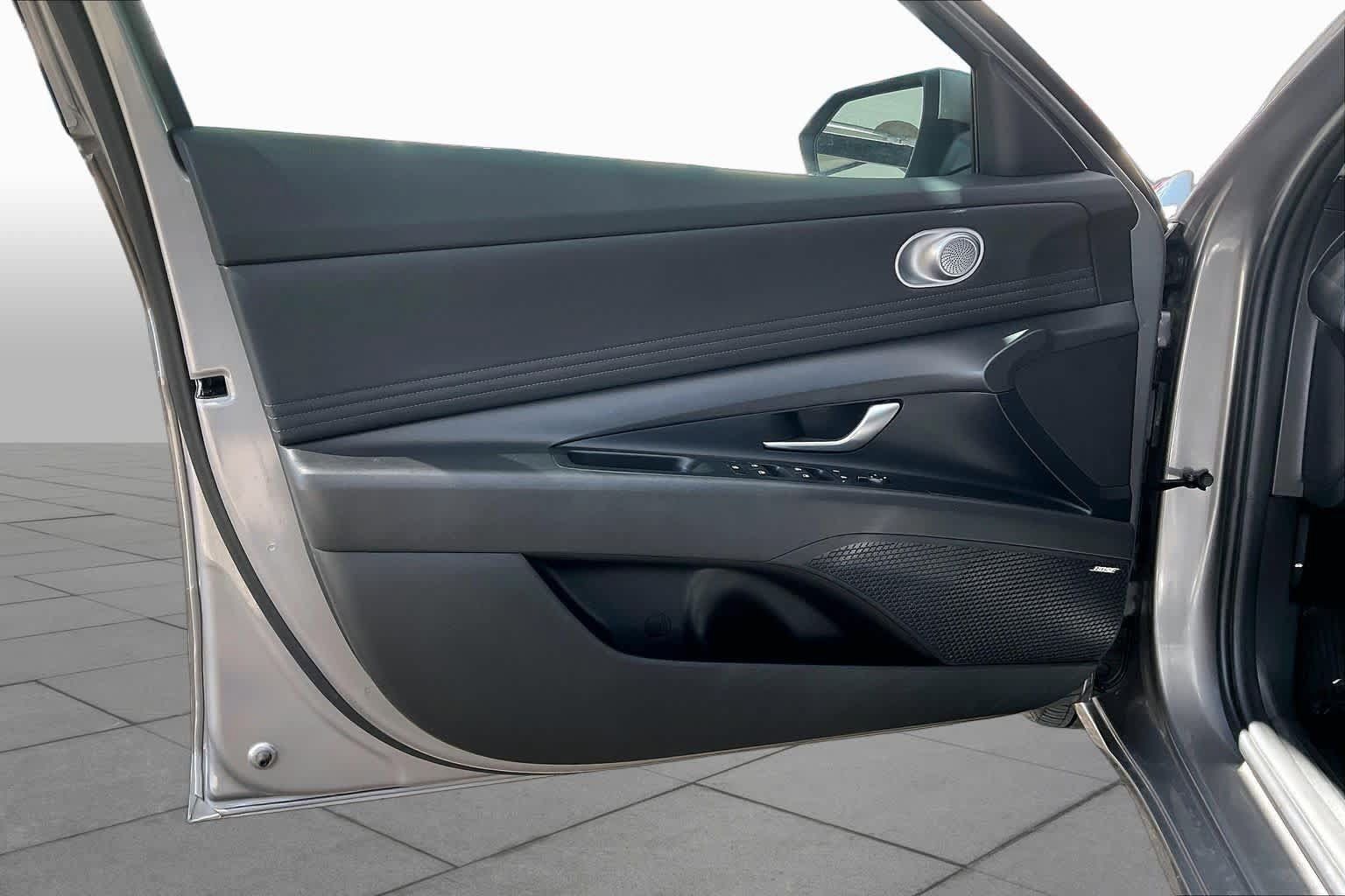 Certified 2025 Hyundai Elantra Limited FWD image 22