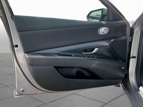 Certified 2025 Hyundai Elantra Limited FWD image 22