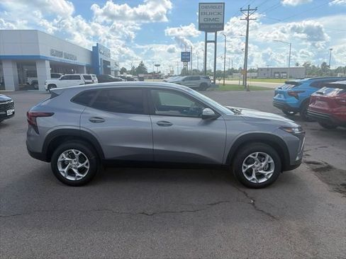 New 2026 Chevrolet Trax LS w/ LS Convenience Package FWD image 7